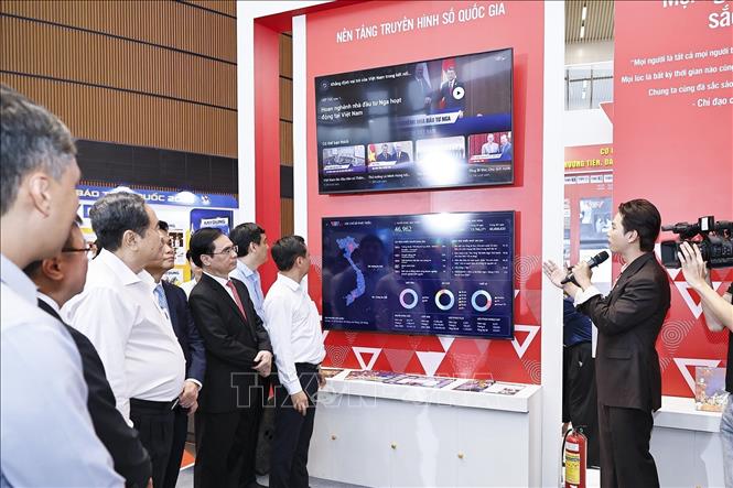 Chủ tịch Quốc hội Trần Thanh Mẫn tham quan gian trưng bày của Đài Truyền hình Việt Nam dự Hội báo toàn quốc 2026. Ảnh: Doãn Tấn - TTXVN