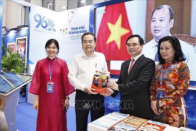 Chủ tịch Quốc hội Trần Thanh Mẫn tham quan gian trưng bày của Tạp chí Cộng sản dự Hội báo toàn quốc 2026. Ảnh: Doãn Tấn - TTXVN