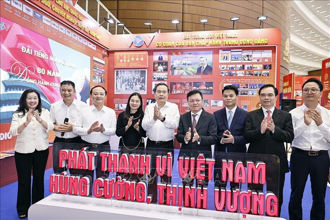 Chủ tịch Quốc hội Trần Thanh Mẫn tham quan gian trưng bày của Đài tiếng nói Việt Nam dự Hội báo toàn quốc 2026. Ảnh: Doãn Tấn - TTXVN
