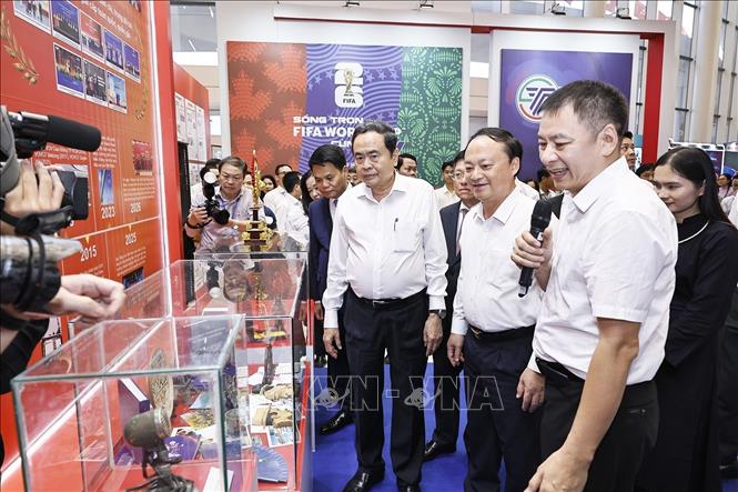 Chủ tịch Quốc hội Trần Thanh Mẫn tham quan gian trưng bày của Đài tiếng nói Việt Nam dự Hội báo toàn quốc 2026. Ảnh: Doãn Tấn - TTXVN