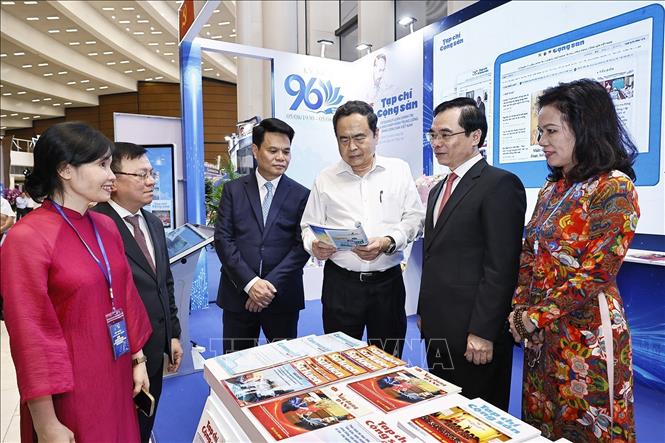 Chủ tịch Quốc hội Trần Thanh Mẫn tham quan gian trưng bày của Tạp chí Cộng sản dự Hội báo toàn quốc 2026. Ảnh: Doãn Tấn - TTXVN
