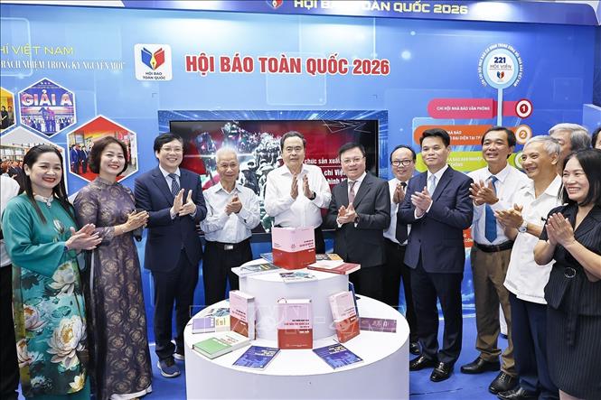 Chủ tịch Quốc hội Trần Thanh Mẫn tham quan gian trưng bày của Hội nhà báo dự Hội báo toàn quốc 2026. Ảnh: Doãn Tấn - TTXVN