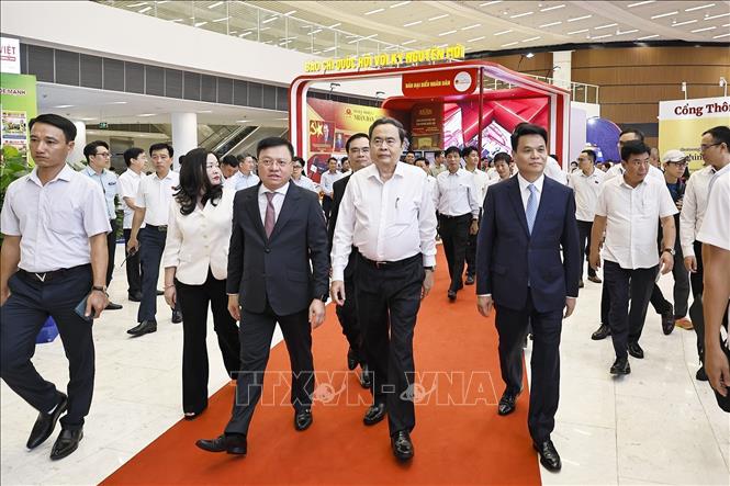 Chủ tịch Quốc hội Trần Thanh Mẫn tham quan gian trưng bày tại Hội báo toàn quốc 2026. Ảnh: Doãn Tấn - TTXVN