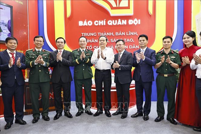 Chủ tịch Quốc hội Trần Thanh Mẫn tham quan gian trưng bày của Liên chi hội nhà báo Quân đội nhân dân dự Hội báo toàn quốc 2026. Ảnh: Doãn Tấn - TTXVN