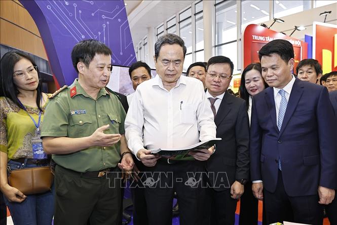 Chủ tịch Quốc hội Trần Thanh Mẫn tham quan gian trưng bày của Liên chi hội nhà báo Công an nhân dân dự Hội báo toàn quốc 2026. Ảnh: Doãn Tấn - TTXVN