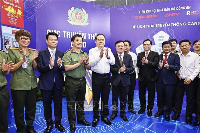 Chủ tịch Quốc hội Trần Thanh Mẫn tham quan gian trưng bày của Liên chi hội nhà báo Công an nhân dân dự Hội báo toàn quốc 2026. Ảnh: Doãn Tấn - TTXVN
