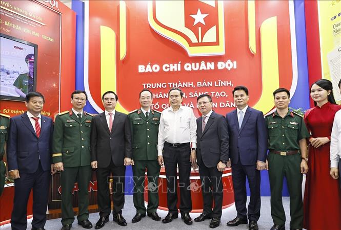 Chủ tịch Quốc hội Trần Thanh Mẫn tham quan gian trưng bày của Liên chi hội nhà báo Quân đội nhân dân dự Hội báo toàn quốc 2026. Ảnh: Doãn Tấn - TTXVN
