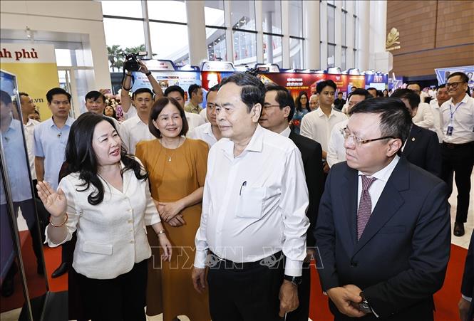 Chủ tịch Quốc hội Trần Thanh Mẫn tham quan gian trưng bày của Báo đại biểu nhân dân dự Hội báo toàn quốc 2026. Ảnh: Doãn Tấn - TTXVN
