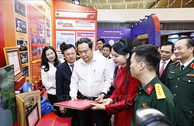 Chủ tịch Quốc hội Trần Thanh Mẫn tham quan gian trưng bày của Báo Quân đội nhân dân dự Hội báo toàn quốc 2026. Ảnh: Doãn Tấn - TTXVN