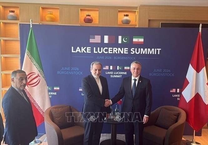 Ngoại trưởng Iran Abbas Araghchi (giữa) và Ngoại trưởng Thụy Sĩ Ignazio Cassis tại cuộc gặp ở Burgenstock, Thụy Sĩ, ngày 21/6/2026. Ảnh: AA/TTXVN