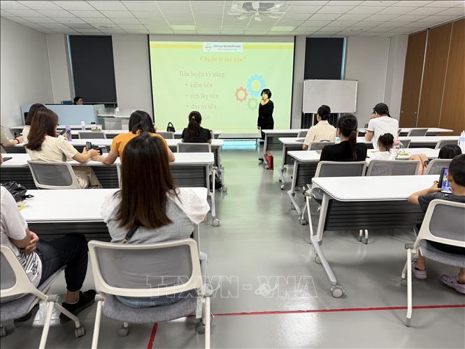 Bà Hoàng Thị Thủy Tiên, Chủ tịch Câu lạc bộ Người Giàu tham gia giao lưu với học viên. Ảnh: Nhật Hưng - PV TTXVN tại Hàn Quốc