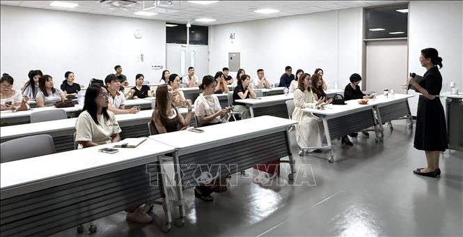Toàn cảnh chương trình giáo dục tài chính cơ bản dành cho người Việt Nam tại Hàn Quốc tổ chức ở Thư viện Trung tâm Văn hóa phức hợp Hyangnam, thành phố Hwaseong. Ảnh: Nhật Hưng - PV TTXVN tại Hàn Quốc