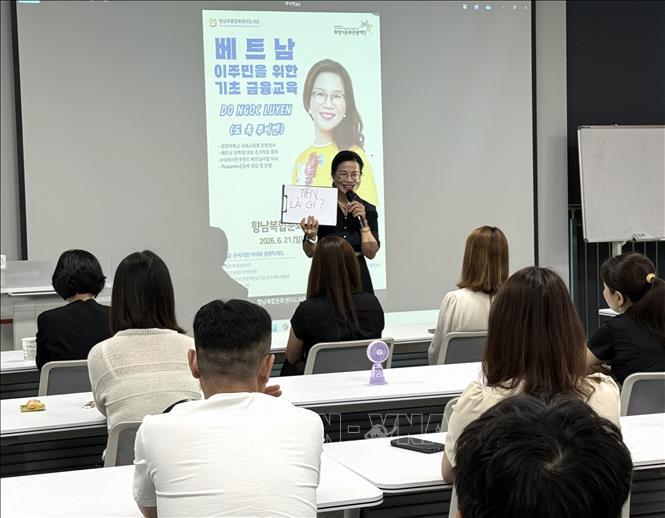Bà Đỗ Ngọc Luyến, chuyên gia trong lĩnh vực giáo dục tài chính và hỗ trợ cộng đồng người Việt Nam tại Hàn Quốc, giao lưu với học viên. Ảnh: Nhật Hưng - PV TTXVN tại Hàn Quốc