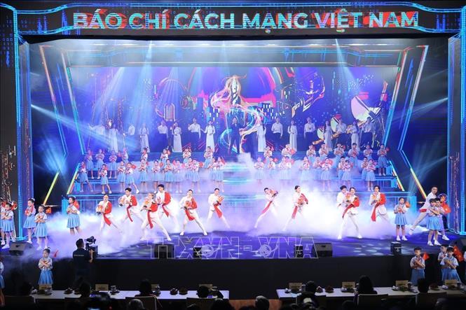 Tiết mục văn nghệ chào mừng. Ảnh: Minh Quyết - TTXVN
