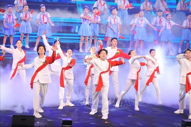 Tiết mục văn nghệ chào mừng. Ảnh: Minh Quyết - TTXVN