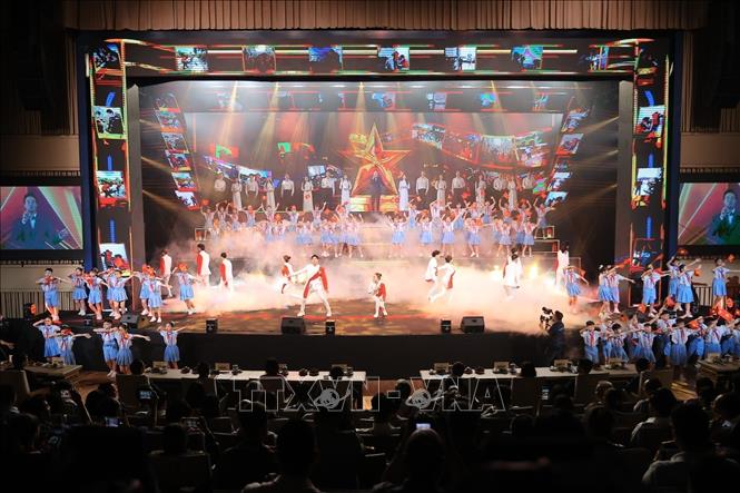 Tiết mục văn nghệ chào mừng. Ảnh: Minh Quyết - TTXVN