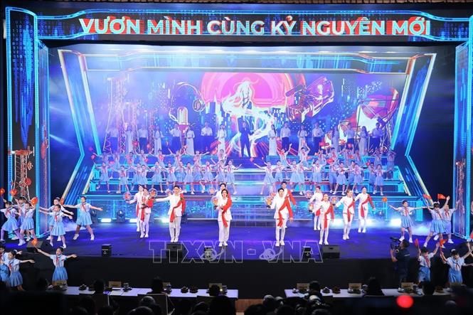 Tiết mục văn nghệ chào mừng. Ảnh: Minh Quyết - TTXVN