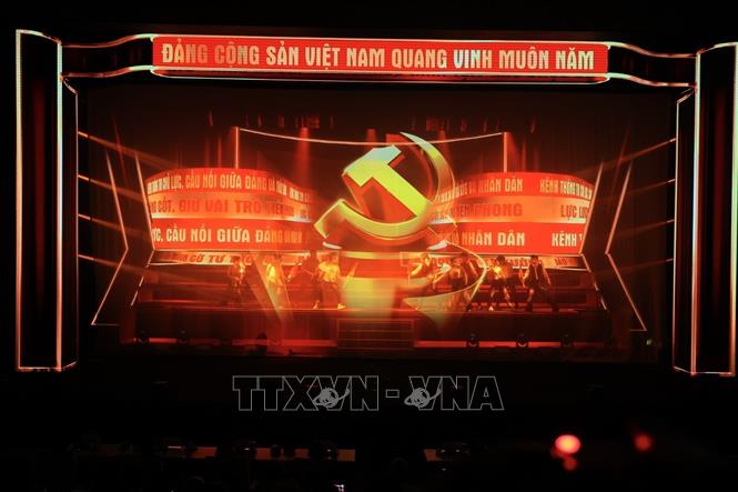Tiết mục văn nghệ chào mừng. Ảnh: Minh Quyết - TTXVN