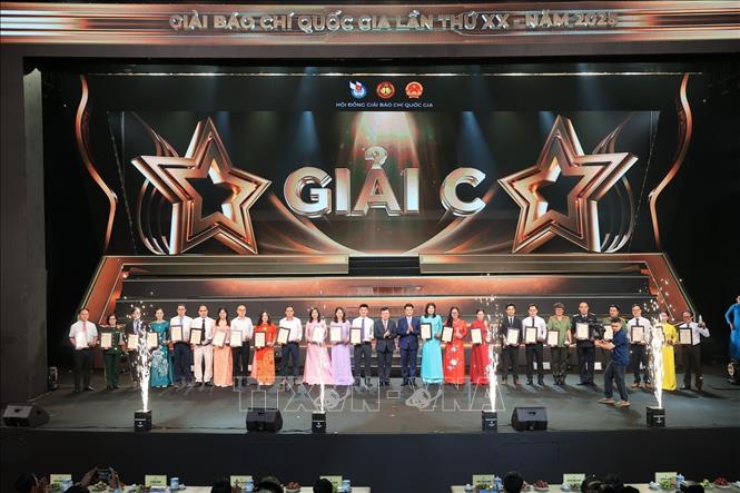 Ban tổ chức trao giải C cho các tác giả đoạt giải. Ảnh: Minh Quyết - TTXVN