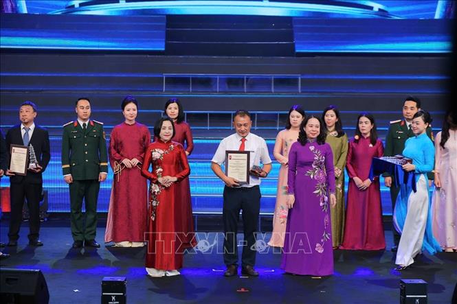 Đại diện nhóm tác giả Ban biên tập Ảnh - TTXVN nhận giải B - Giải Báo chí Quốc gia năm 2025. Ảnh: Minh Quyết - TTXVN