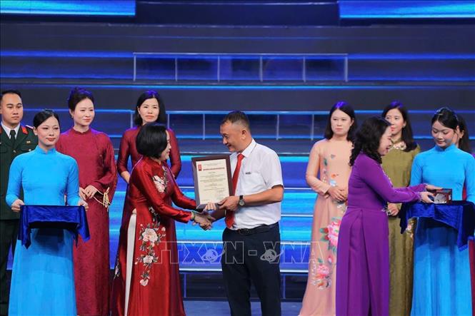 Đại diện nhóm tác giả Ban biên tập Ảnh TTXVN nhận giải B - Giải Báo chí Quốc gia năm 2025. Ảnh: Minh Quyết - TTXVN