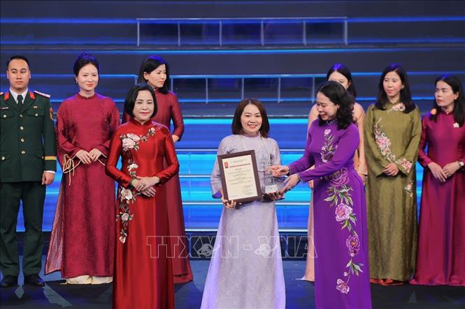 Ban tổ chức trao giải B cho các tác giả đoạt giải. Ảnh: Minh Quyết - TTXVN