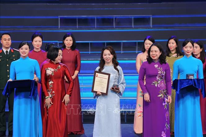 Ban tổ chức trao giải B cho các tác giả đoạt giải. Ảnh: Minh Quyết - TTXVN