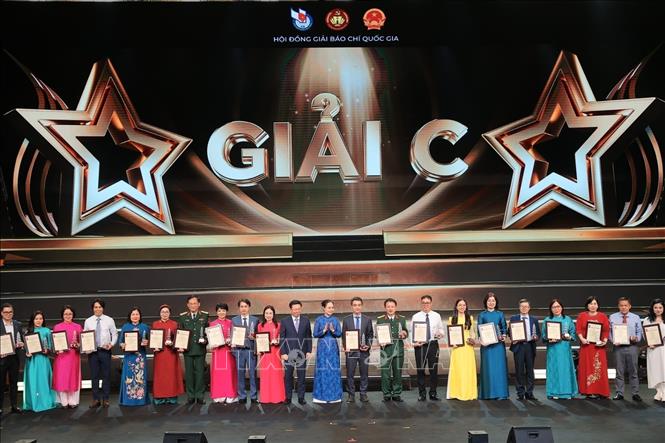 Ban tổ chức trao giải C cho các tác giả đoạt giải. Ảnh: Minh Quyết - TTXVN