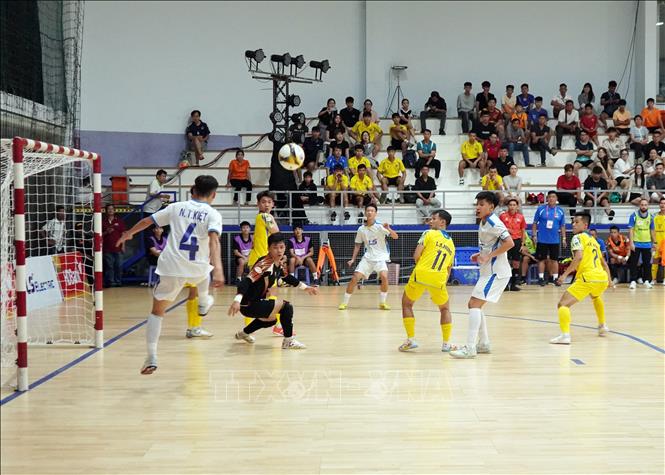 Tình huống tranh chấp bóng giữa các cầu thủ CLB trẻ TP Hồ Chí Minh và CLB Sahako (áo vàng). Ảnh: Trung Tuyến - TTXVN