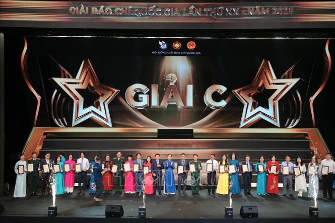 Ban tổ chức trao giải C cho các tác giả đoạt giải. Ảnh: Minh Quyết - TTXVN
