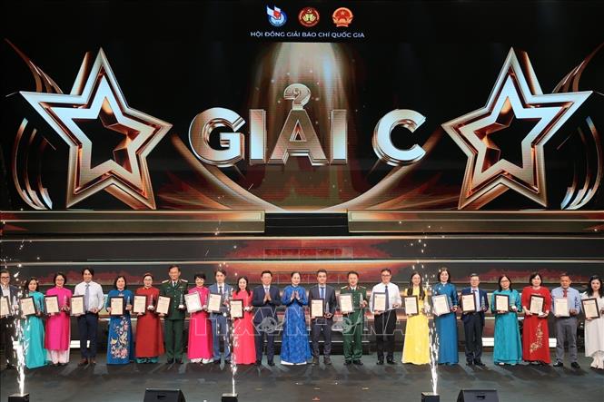 Ban tổ chức trao giải C cho các tác giả đoạt giải. Ảnh: Minh Quyết - TTXVN
