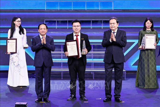 Chủ tịch Quốc hội Trần Thanh Mẫn và Trưởng ban Tuyên giáo và Dân vận Trung ương Trịnh Văn Quyết trao giải A cho các tác giả, nhóm tác giả tại Lễ trao Giải Báo chí Quốc gia lần thứ XX - năm 2025. Ảnh: Doãn Tấn - TTXVN