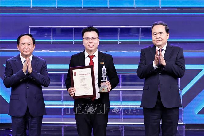 Chủ tịch Quốc hội Trần Thanh Mẫn và Trưởng ban Tuyên giáo và Dân vận Trung ương Trịnh Văn Quyết trao giải A cho các tác giả, nhóm tác giả tại Lễ trao Giải Báo chí Quốc gia lần thứ XX - năm 2025. Ảnh: Doãn Tấn - TTXVN