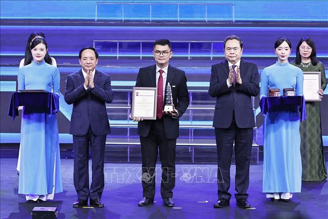 Chủ tịch Quốc hội Trần Thanh Mẫn và Trưởng ban Tuyên giáo và Dân vận Trung ương Trịnh Văn Quyết trao giải A cho các tác giả, nhóm tác giả tại Lễ trao Giải Báo chí Quốc gia lần thứ XX - năm 2025. Ảnh: Doãn Tấn - TTXVN