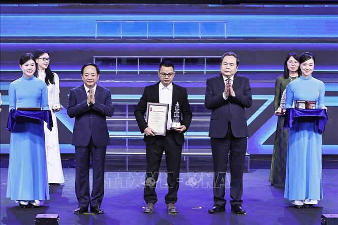 Chủ tịch Quốc hội Trần Thanh Mẫn và Trưởng ban Tuyên giáo và Dân vận Trung ương Trịnh Văn Quyết trao giải A cho các tác giả, nhóm tác giả tại Lễ trao Giải Báo chí Quốc gia lần thứ XX - năm 2025. Ảnh: Doãn Tấn - TTXVN