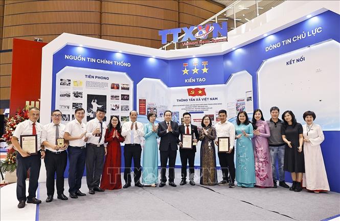 Chủ tịch Quốc hội Trần Thanh Mẫn với lãnh đạo TTXVN và các tác giả đoạt giải Báo chí Quốc gia lần thứ XX - năm 2025. Ảnh: Doãn Tấn - TTXVN