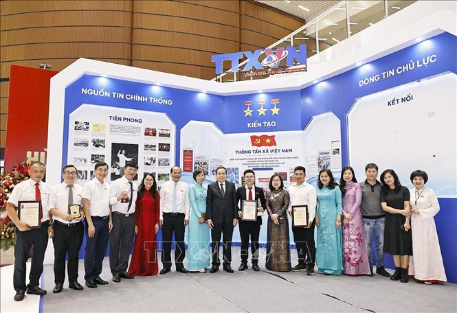 Chủ tịch Quốc hội Trần Thanh Mẫn với lãnh đạo TTXVN và các tác giả đoạt giải Báo chí Quốc gia lần thứ XX - năm 2025. Ảnh: Doãn Tấn - TTXVN