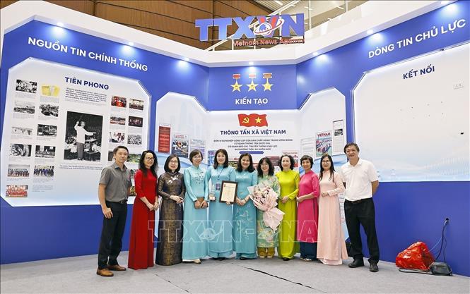 Lãnh đạo TTXVN với các tác giả, nhóm tác giả đoạt giải. Ảnh: Doãn Tấn - TTXVN