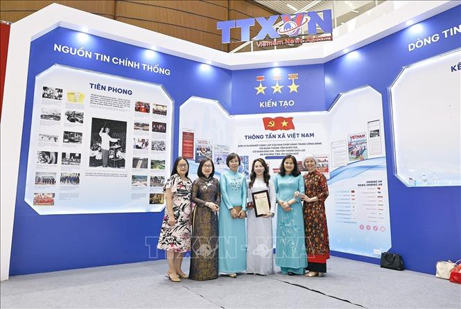 Lãnh đạo TTXVN với các tác giả, nhóm tác giả đoạt giải. Ảnh: Doãn Tấn - TTXVN