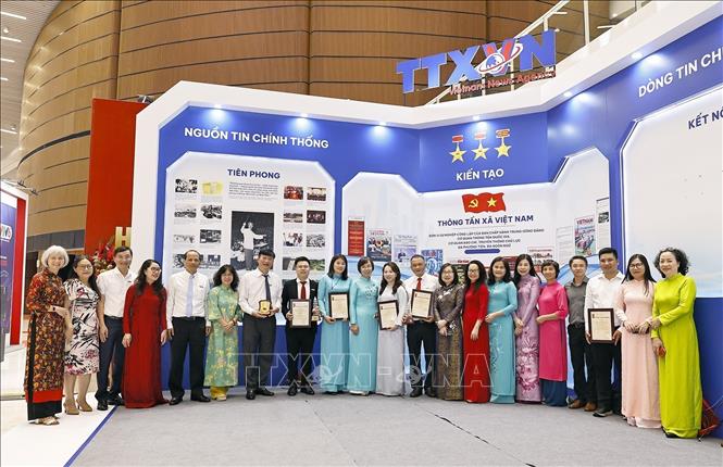 Lãnh đạo TTXVN với các tác giả, nhóm tác giả đoạt giải. Ảnh: Doãn Tấn - TTXVN