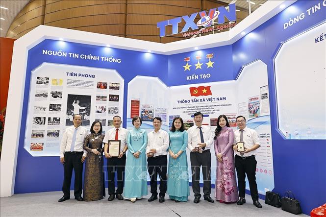 Lãnh đạo TTXVN với các tác giả, nhóm tác giả đoạt giải của Ban biên tập Ảnh. Ảnh: Doãn Tấn - TTXVN