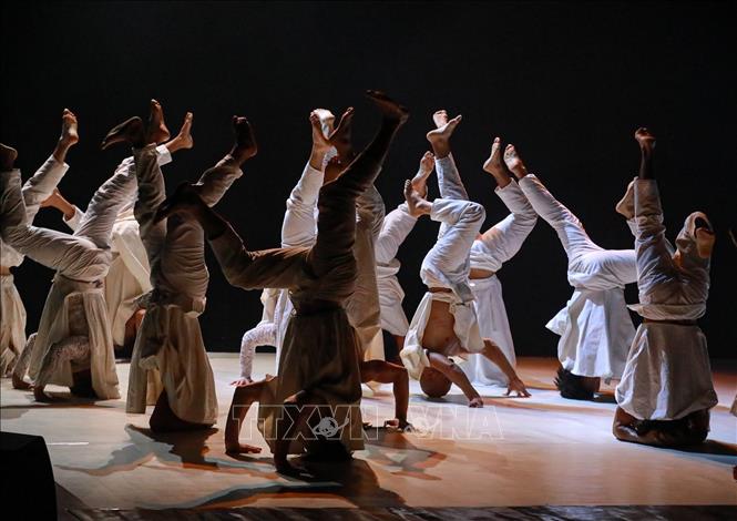 Vở diễn quy tụ 14 nam vũ công xuất sắc được tuyển chọn từ cộng đồng hip hop và múa đường phố quốc tế. Ảnh: Khánh Hoà - TTXVN
