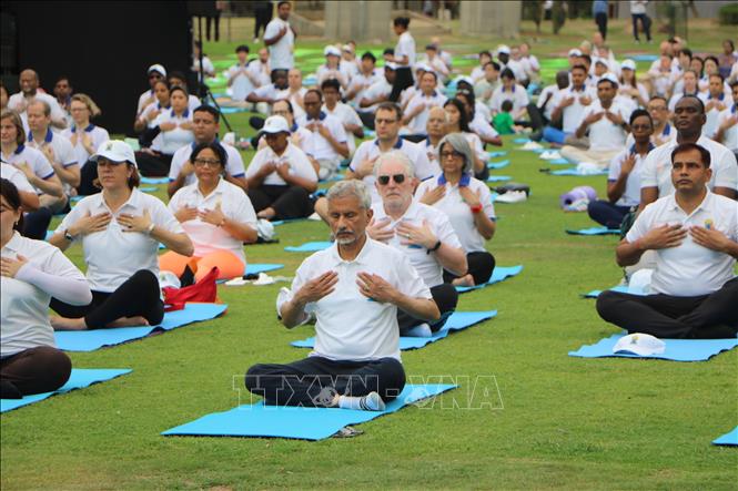 Ngoại trưởng Ấn Độ S. Jaishankar tham gia hoạt động yoga cùng các thành viên đoàn Ngoại giao. Ảnh: Đình Trung - PV TTXVN tại Ấn Độ