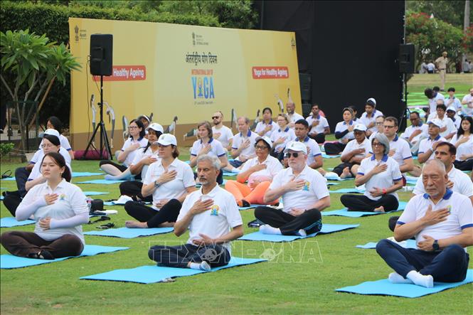 Ngoại trưởng Ấn Độ S. Jaishankar tham gia hoạt động yoga cùng các thành viên đoàn Ngoại giao. Ảnh: Đình Trung - PV TTXVN tại Ấn Độ