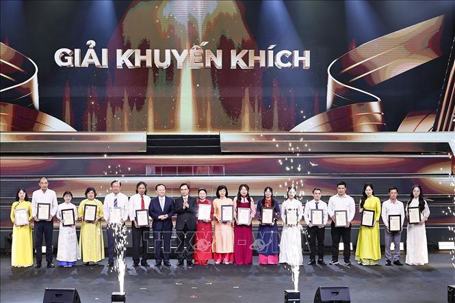 Tổng Giám đốc Đài Tiếng nói Việt Nam Đỗ Tiến Sỹ trao Giải Khuyến khích cho tác giả, nhóm tác giả. Ảnh: Doãn Tấn - TTXVN