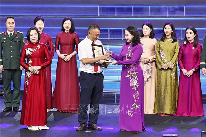 Phó Chủ tịch nước Võ Thị Ánh Xuân trao giải B cho đại diện nhóm tác giả của Ban biên tập Ảnh, Thông tấn xã Việt Nam. Ảnh: Doãn Tấn - TTXVN