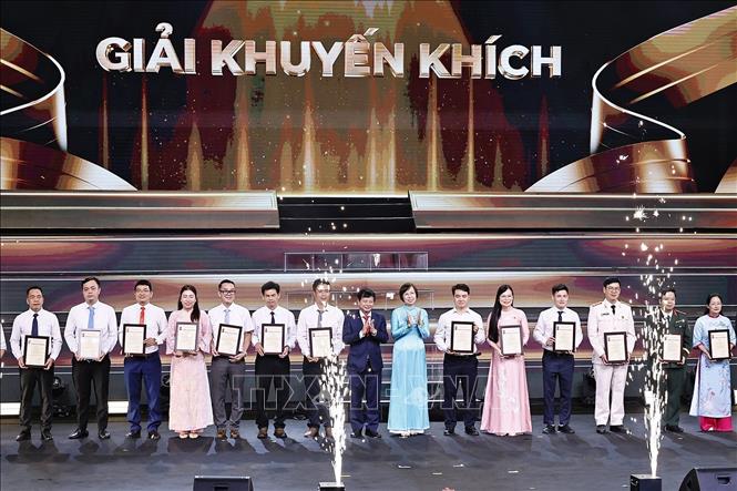 Tổng Giám đốc Thông tấn xã Việt Nam Vũ Việt Trang trao Giải Khuyến khích cho tác giả, nhóm tác giả. Ảnh: Doãn Tấn - TTXVN