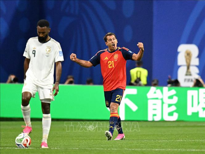 Tiền đạo Tây Ban Nha Mikel Oyarzabal (phải) ăn mừng bàn thắng nâng tỷ số cho đội nhà. Ảnh: THX/TTXVN