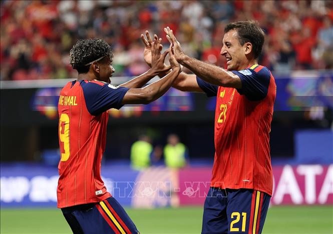 Tiền đạo Mikel Oyarzabal và Lamine Yamal (trái) ăn mừng bàn thắng nâng tỷ số cho đội nhà. Ảnh: THX/TTXVN phát