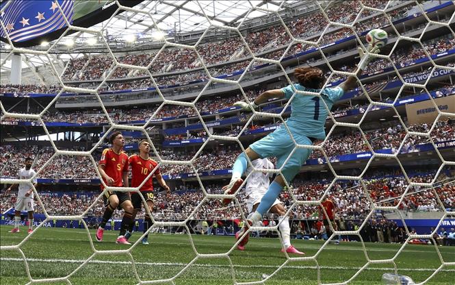 Pha cứu thua của thủ môn Iran Alireza Beiranvand. Ảnh: THX/TTXVN phát